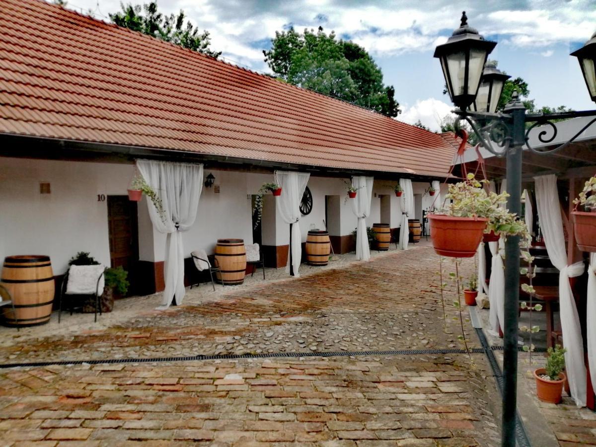 Zámecký penzion Rotunda Břeclav Exterior foto