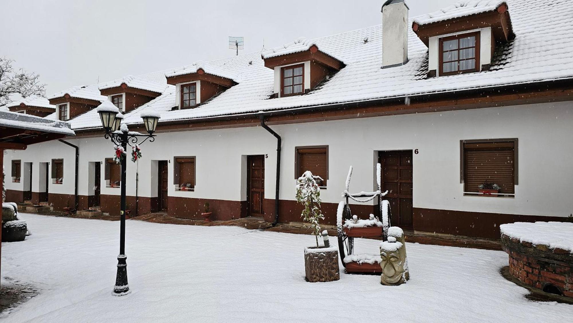 Zámecký penzion Rotunda Břeclav Exterior foto